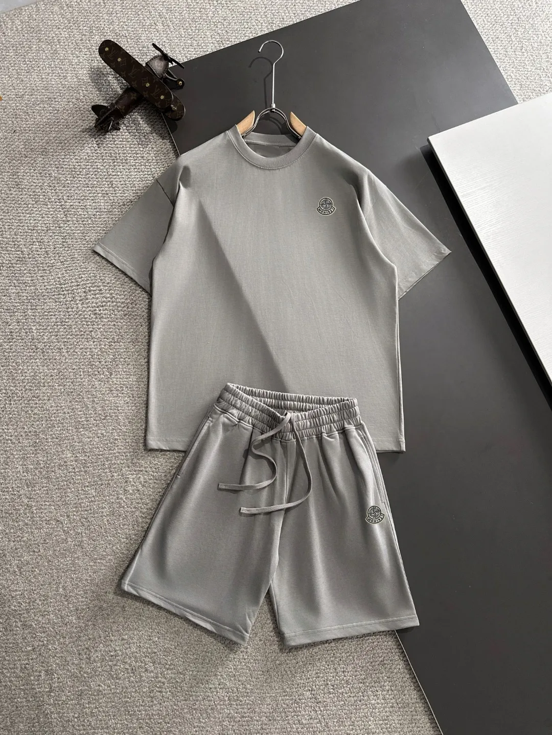 Next day shipping P460 Stone lsland/stone island high quality 2025 spring and summer new casual heavy industry suit exclusively developed by yb! High quality production! Imported custom-made fabrics for foreign orders, with high breathability and comfort, impeccable details, brand element design concept, delicate and soft feel! It presents a casual cut and the upper body shape is great! On sale simultaneously on the official website! From a high-end men's positioning brand, the low-key luxury taste is irresistible! Exquisite workmanship and impeccable quality! The overall style is simple, fashionable and timeless, fully meeting the requirements of stylish and tasteful dressing! Size: S-XXL